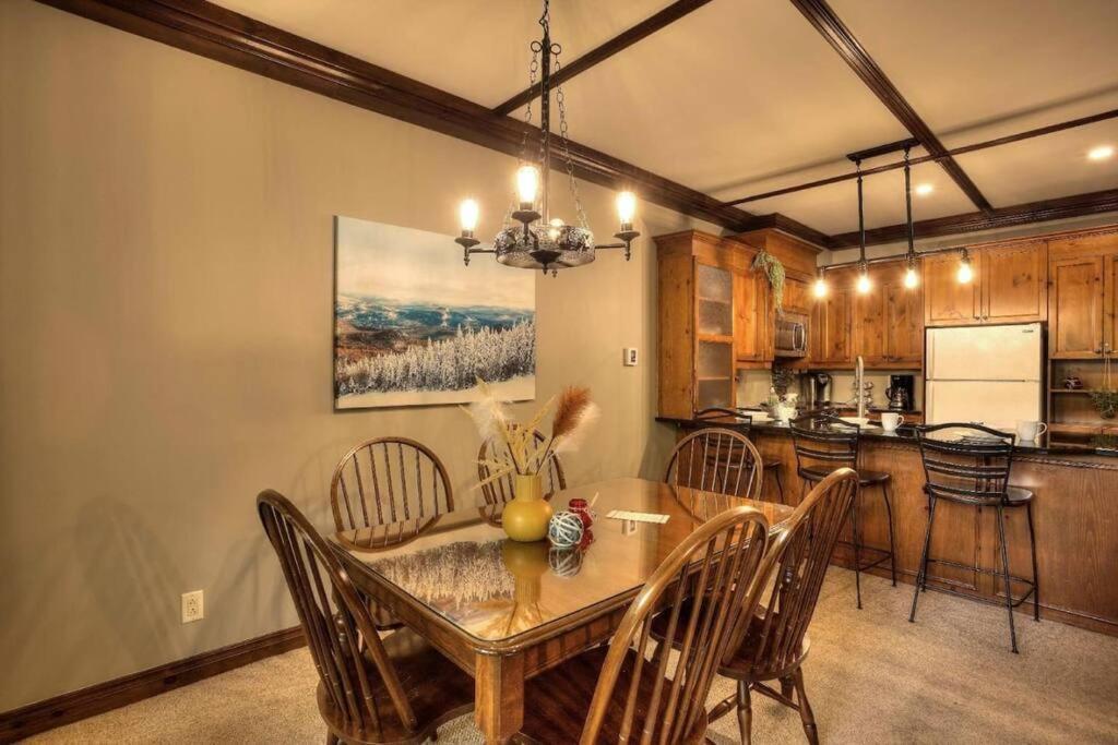 Les Manoirs Wpool & Hot Tub Near Village 110-7 Hébergement de vacances *